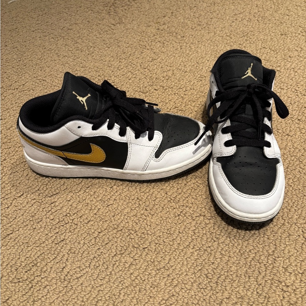 Nike Air Jordan low top sneakers white gold black sz 4.5 youth